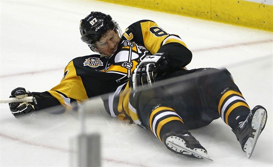 Zranný hokejista Sidney Crosby ve tetím zápase mezi Washingtonem a...