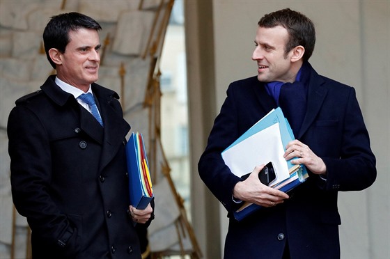 Manuel Valls (vlevo) a Emmanuel Macron