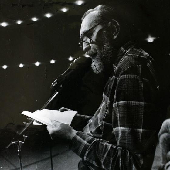 Egon Bondy pi pednesu jedné ze svých básní (90. léta).