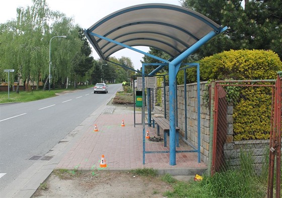 Autobusová zastávka v Kyjov, na ní idi osobního auta tce zranil dívku a z...