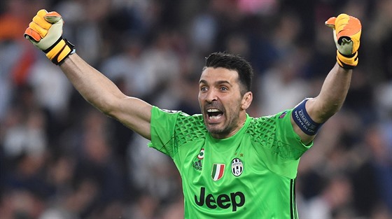 Legendární branká Gianluigi Buffon z Juventusu se raduje v semifinálové odvet...