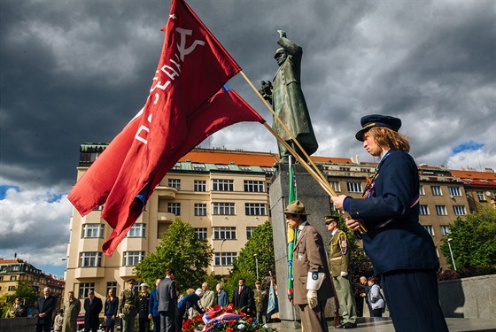 Pietní akt se u Konvovy sochy konal i v úterý za pítomnosti pedstavitel eského svazu bojovník za svobodu.