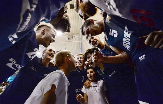 Basketbalisté Dína slaví vítzství nad Pardubicemi.