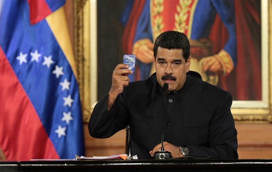 Venezuelský prezident Nicolas Maduro s kopií venezuelské ústavy v ruce (1....