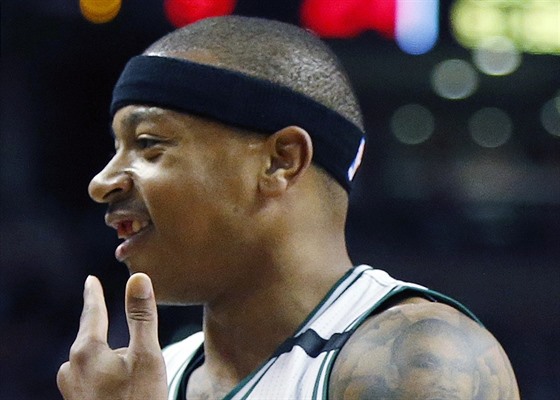 Isaiah Thomas z Bostonu ukazuje svj vyraený zub.