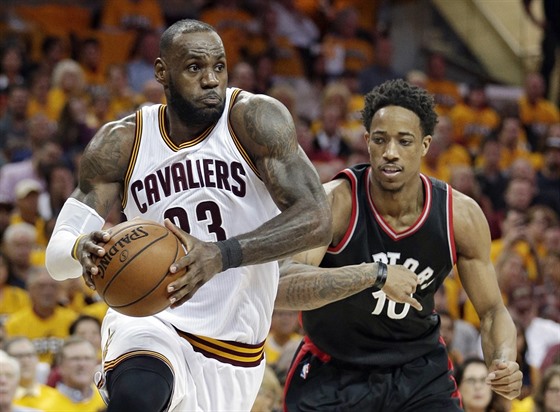 LeBron James (vlevo) z Clevelandu uniká DeMaru DeRozanovi z Toronta.