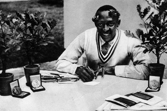 Jesse Owens se v roce 1936 vyfotil s medailemi a vavínovým vncem z olympiády...