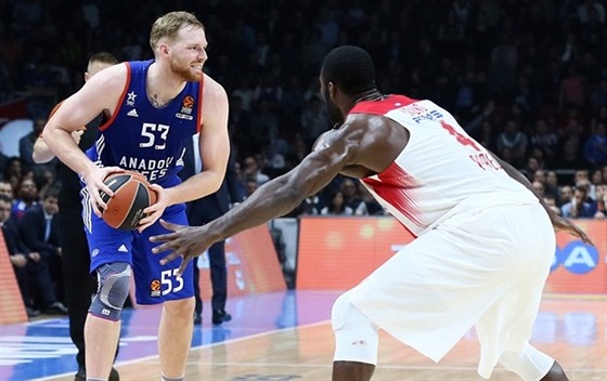 Alex Kirk (vlevo) z Anadolu Efes Istanbul zvauje, jak na Patrika Younga z...