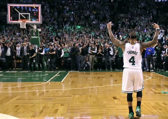 Isaiah Thomas si vychutnává ovace bostonského publika po svých 53 bodech v...