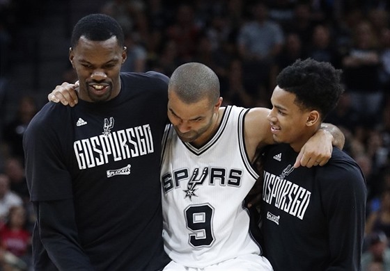 Tony Parker se zranil, spoluhrái ze San Antonia mu pomáhají ze hit.