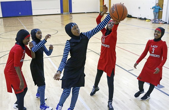 Muslimské dívky pocházející z východní Afriky bhem basketbalového tréninku v...