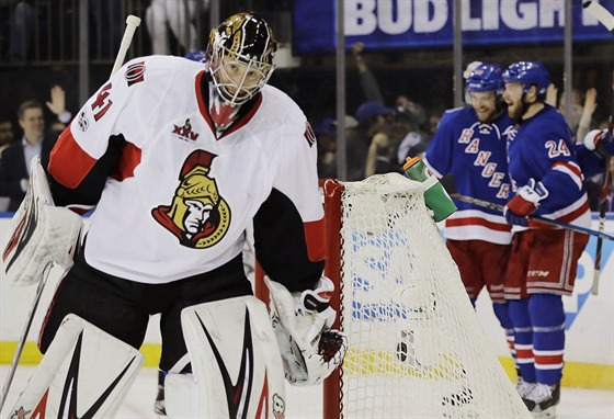 Craig Anderson z Ottawy je zklamaný, práv ho pekonal Oscar Lindberg (24) z NY...