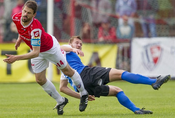 Pardubický kapitán Jan Jeábek (vlevo) bhem utkání proti Táborsku