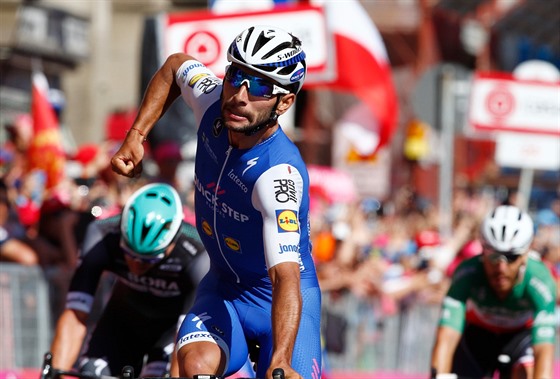 Fernando Gaviria slaví triumf v tetí etap Gira.