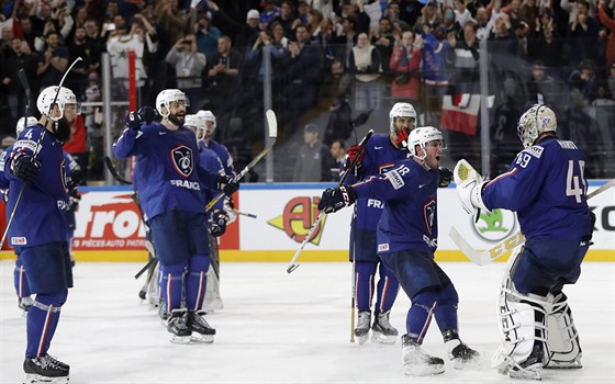 TO JE RADOSTI. Francouztí hokejisté slaví vítzství nad Finskem.