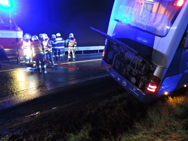 Autobus zapadl u Hemanic na Frýdlantsku.