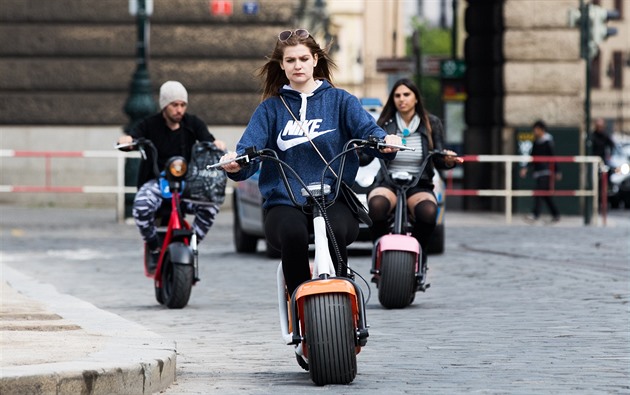 Místo segway te jezdí v centru turisté na elektrických kolobkách a...