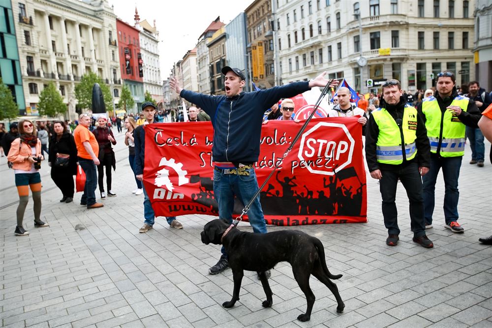 V Brn se seli demonstranti a pochodovali mstem. (1. kvtna 2017)