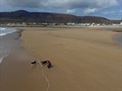 Po ticeti letech se na plá irského ostrova Acaill vrátily tuny písku.