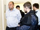 Policisté odvádjí éfa Fotbalové asociace R Miroslava Peltu (vlevo) od...