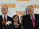 Premiér Bohuslav Sobotka a ministr vnitra Milan Chovanec po noním zasedání...