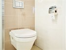 Prostor toalety vymezují barevné plochy keramických obkládaek. Závsná toaleta...