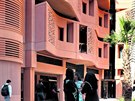 Krajkoví. Jedna z fasád nové tvrti Masdar City v Abú Zabí ve Spojených...