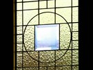 Typický prvek Králíkova kubismu se opakuje na vech prosklených plochách - na...