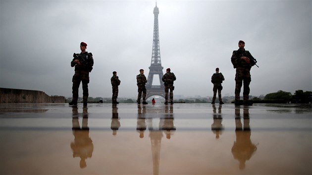 ZRCADLENÍ. Francouzští vojáci v rámci operace Sentinelle hlídkují v blízkosti... ZRCADLENÍ. Francouzští vojáci v rámci operace Sentinelle hlídkují v blízkosti...