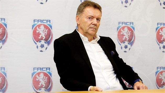 Roman Berbr na tiskové konferenci po mimořádném zasedání výkonného výboru FAČR Roman Berbr na tiskové konferenci po mimořádném zasedání výkonného výboru FAČR