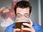 Alkohol je stejně efektivním zabijákem bolesti jako opiáty. Právě proto mu... Alkohol je stejně efektivním zabijákem bolesti jako opiáty. Právě proto mu...