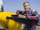 Pilot Martin Šonka v Otrokovicích předvedl svoji akrobatickou show (1. května... Pilot Martin Šonka v Otrokovicích předvedl svoji akrobatickou show (1. května...