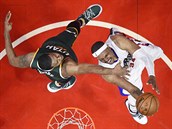 Paul Pierce (vpravo) z LA Clippers se pokou prosadit pes Derricka Favorse z...