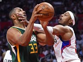 Paul Pierce (vpravo) z Los Angeles Clippers fauluje Borise Diawa z Utahu.