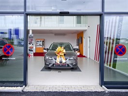 Pedn novho auta v praskm autosalonu Seat