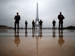 ZRCADLENÍ. Francouztí vojáci v rámci operace Sentinelle hlídkují v blízkosti...