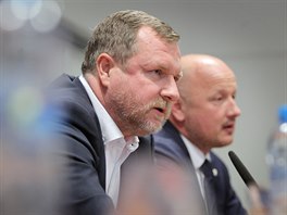 Trenr Pavel Vrba na tiskov konferenci odpovd na otzky novin.