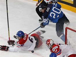 Sebastian Aho z Finska (v modrm) a esk obrnce Michal Kempn v souboji o puk