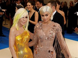 Donatella Versace a Kylie Jennerová na Met Gala (New York, 1. kvtna 2017)