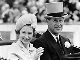 Britský princ Philip a královna Albta II. na dostizích v Ascotu (19. ervna...
