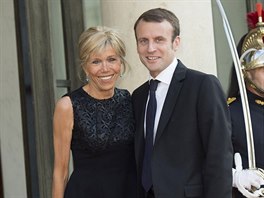 Emmanuel Macron a jeho manelka Brigitte (Paí, 2. ervna 2015)
