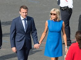 Emmanuel Macron a jeho manelka Brigitte (Paí, 14. ervence 2015)