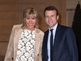 Emmanuel Macron a jeho manelka Brigitte (Paí, 10. bezna 2016)