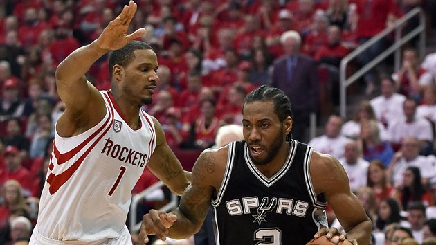 Kawhi Leonard (vpravo) ze San Antonia utk Trevoru Arizovi z Houstonu.