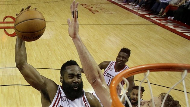 James Harden z Houstonu let ke koi San Antonia.