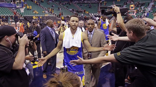 Stephen Curry z Golden State se zdrav s fanouky po utkn v Utahu.