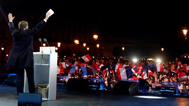 Emmanuel Macron pedstoupil za zvuk dy na radost, hymny Evropsk unie, ped sv pznivce ekajc na prostranstv ped Louvrem (7.5.2017).