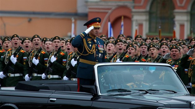 Rusk ministr obrany Sergej ojgu pi vojensk pehldce na Rudm nmst v Moskv k oslav vro konce druh svtov vlky (9. kvtna 2017)