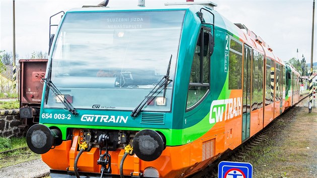 Zeleno-oranov soupravy spolenosti GW Train Regio zanou jezdit v Poumav (5. kvtna 2017).