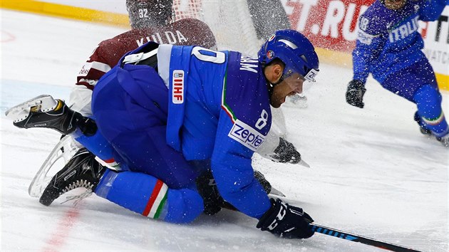 Italsk tonk Marco Insam pad na zem po souboji s Lotyem Artursem Kuldou.